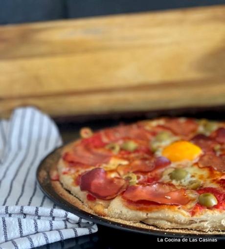 Pizza, lomo curado, queso, yema de huevo, aceitunas Pizza, lomo curado, queso, yema de huevo, aceitunas