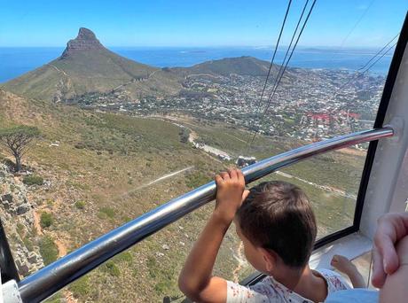 Subiendo con un  niño a Table Mountain en teleférico, en Ciudad del Cabo.