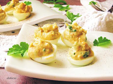 Huevos de codorniz rellenos de hummus Huevos de codorniz rellenos de hummus