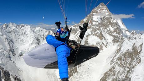 Parapentistas realizan espectacular sobrevuelo a la segunda montaña más alta del mundo Tom de Dorlodot
