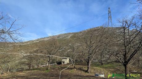 Atravesando finca y caseta en la parte superior.