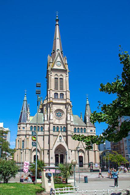 Vista de frente de la Catedral de Mar del Plata