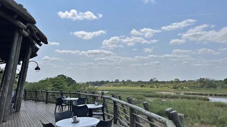 Terraza panorámica del restaurante del campamento Lower Sabie en Kruger