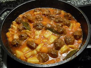 Albóndigas de carne y pies de cerdo  con sepia