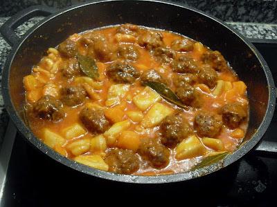 Cazuela de albóndigas de carne y pies de cerdo  con sepia