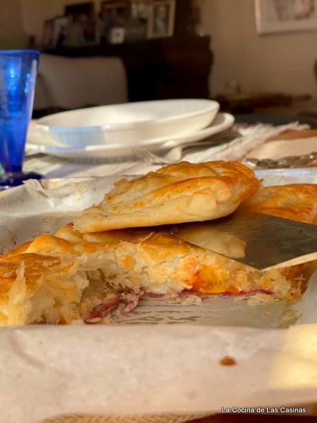 Hojaldre de Cecina, Queso, Cherry y Dátiles Hojaldre de Cecina, Queso, Cherry y Dátiles