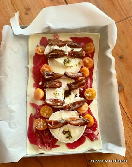 Hojaldre de Cecina, Queso, Cherry y Dátiles Hojaldre de Cecina, Queso, Cherry y Dátiles