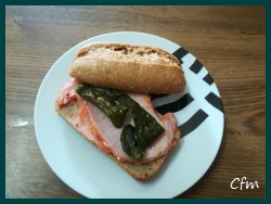 Bocadillo de lomo adobado con pimientos de Padrón