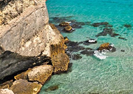 La costa de Apulia, espectacular y variada, entre hermosas playas y naturaleza virgen.