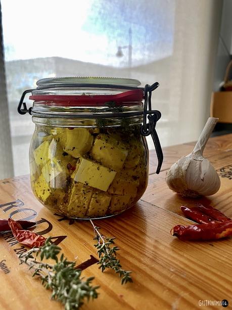 Queso feta marinado en aceite de oliva
