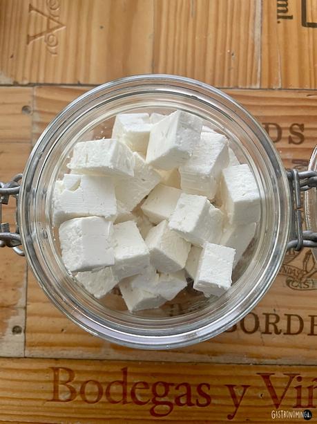 Queso feta marinado en aceite de oliva