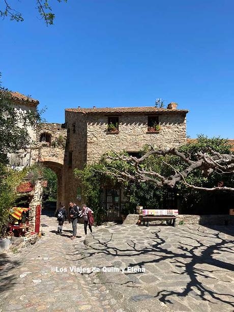 Plaza principal de Castelnou en Francia