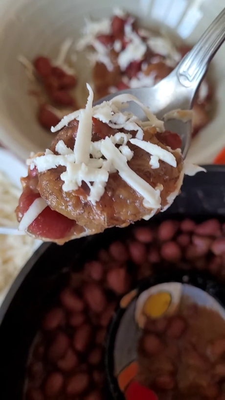 Frijoles rojos con plátano macho maduro