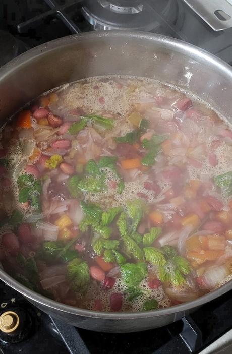 Frijoles rojos con plátano macho maduro