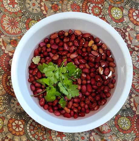 Frijoles rojos con plátano macho maduro