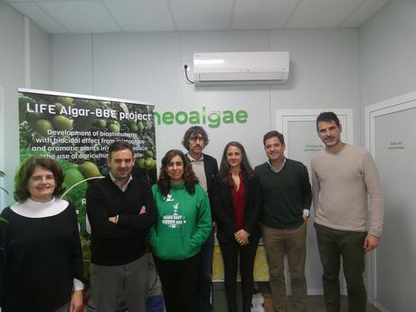 Miembros de la Comisión Europea visitan las instalaciones de Neoalgae para valorar el proyecto LIFE ALGAR – BEE que lidera la pyme asturiana Miembros de la Comisión Europea visitan las instalaciones de Neoalgae para valorar el proyecto LIFE ALGAR – BEE que lidera la pyme asturiana