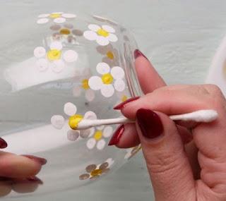 Aprende cómo decorar vasos de vidrio con pintura acrílica