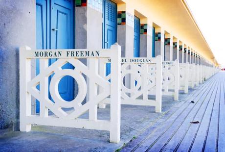 DEAUVILLE, FRANCIA - Promenade des Planches, donde los armarios de playa están dedicados a actores famosos en Deauville, Francia