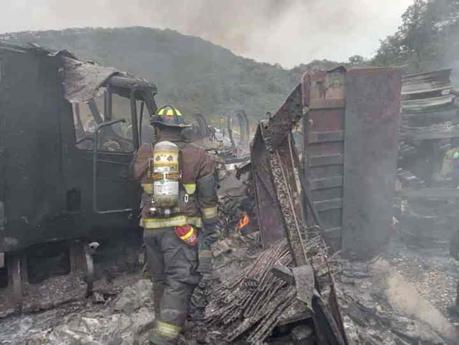 Chocan dos tractocamiones en la Súper Carretera Valles-Rayón Chocan dos tractocamiones en la Súper Carretera Valles-Rayón