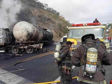 Chocan dos tractocamiones en la Súper Carretera Valles-Rayón Chocan dos tractocamiones en la Súper Carretera Valles-Rayón