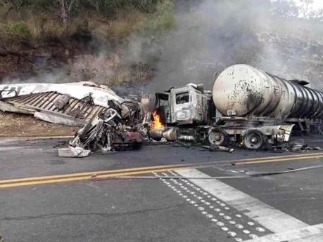 Chocan dos tractocamiones en la Súper Carretera Valles-Rayón
