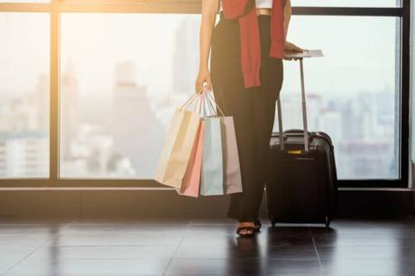 5 ventajas de viajar con una tarjeta Gold Compras con una tarjeta dorada mientras viajas