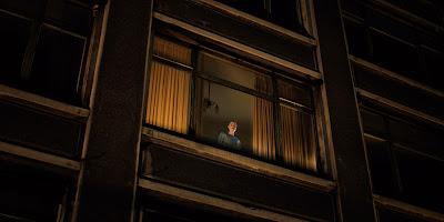 El extraño; Alguien te está mirando