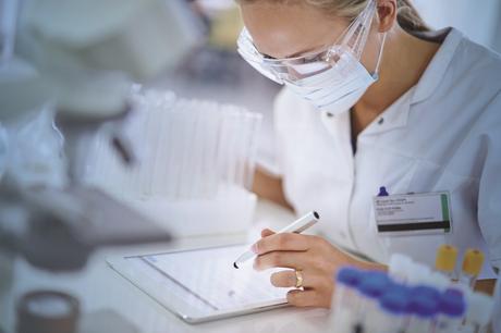 Las mujeres solo representan el 35% de quienes estudian STEM Making notes for her thesis