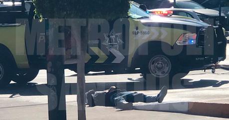 Un ejecutado y dos heridos frente Oxxo de avenida Constitución