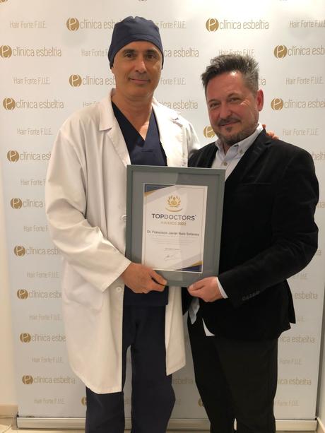 El doctor malagueño Francisco Ruiz Solanes recibe el premio TopDoctors al mejor cirujano capilar de España