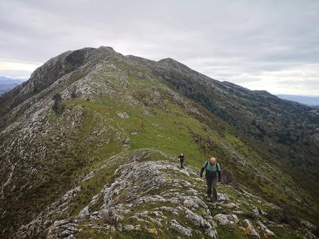 Cueto les Duernes, Sellón y Babu por la Viescona del Sueve. Cueto les Duernes, Sellón y Babu por la Viescona del Sueve.