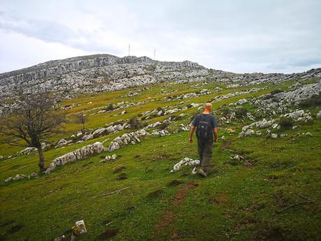 Cueto les Duernes, Sellón y Babu por la Viescona del Sueve. Cueto les Duernes, Sellón y Babu por la Viescona del Sueve.