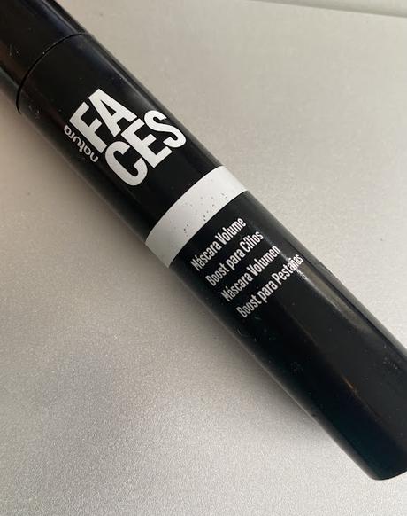 Swatches de Natura Faces: gel glitter, labiales y sombras mono.