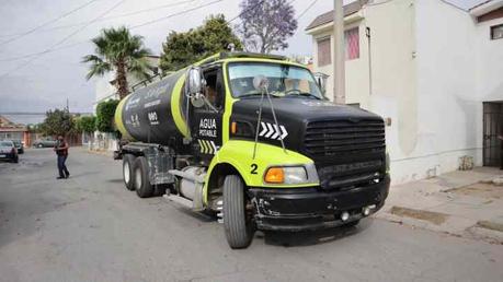 Gobierno municipal en este sábado entregó más de 6 millones de litros de agua a hogares potosinos