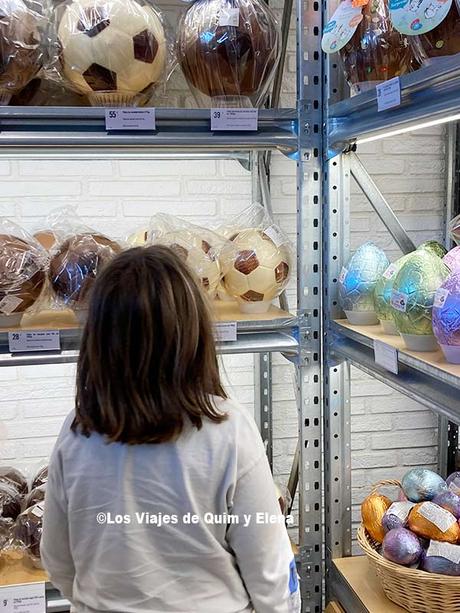 Éric buscando que llevarse en la tienda de Simón i Coll