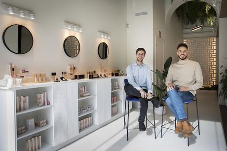Natural, vegano, sostenible y muy bueno. El maquillaje de Saigu Cosmetics llega a Barcelona Los fundadores de Saigu Cosmetics en su tienda de Barcelona