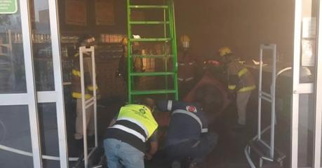 Se registra incendio en tienda de Bodega Aurrera en Avenida Constitución