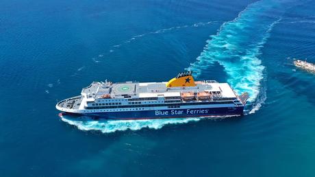 ¿Cómo llegar a Quíos desde Mykonos en ferry? Foto aérea de un ferry Blue Star Chios desde Mykonos en ferry
