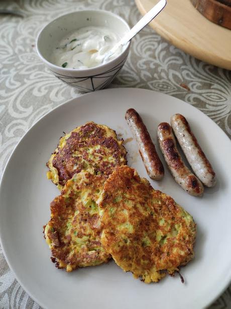 TORTITAS DE CALABACÍN CON SALSA DE YOGUR