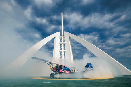 ¡En un helipuerto! Piloto se transformó en el primero en aterrizar un avión en el hotel Burj Al Arab Jumeirah Luke Czepiela