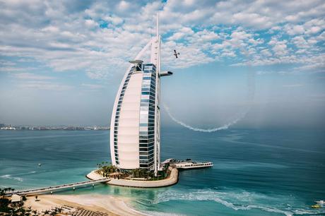¡En un helipuerto! Piloto se transformó en el primero en aterrizar un avión en el hotel Burj Al Arab Jumeirah Luke Czepiela