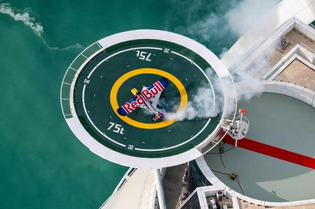 ¡En un helipuerto! Piloto se transformó en el primero en aterrizar un avión en el hotel Burj Al Arab Jumeirah Luke Czepiela