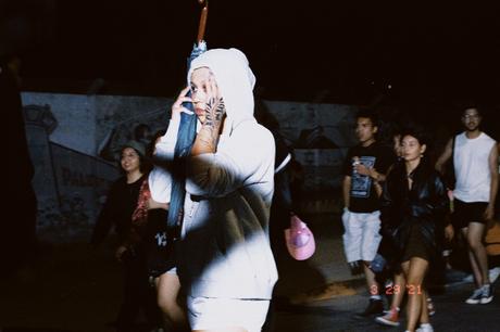 ¿Por qué una doble de Britney Spears apareció afuera de Lollapalooza Chile 2023 causando un escándalo entre el público del festival? classicu 2023-03-20 182256