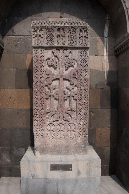 cruz-de-piedra-armenia--khachkar-en-Echmiadzin