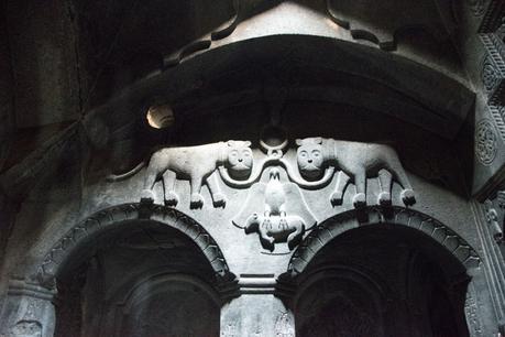 bajo-relieve-monasterio-geghard