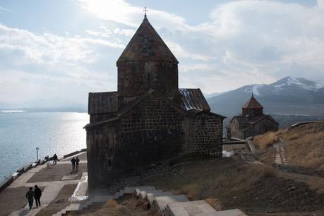 monasterio-Sevanavank-y-lago-sevan
