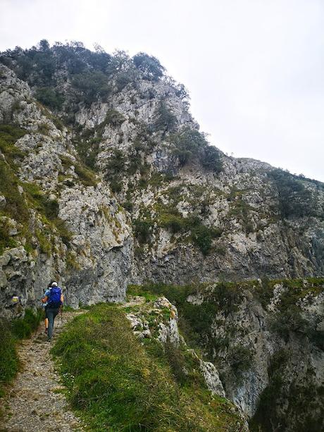 La Peña Serandi por las Foces de Las Xanas y los Picarós