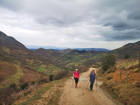 La Peña Serandi por las Foces de Las Xanas y los Picarós