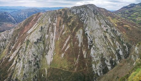 La Peña Serandi por las Foces de Las Xanas y los Picarós