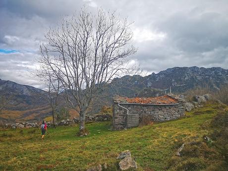 La Peña Serandi por las Foces de Las Xanas y los Picarós
